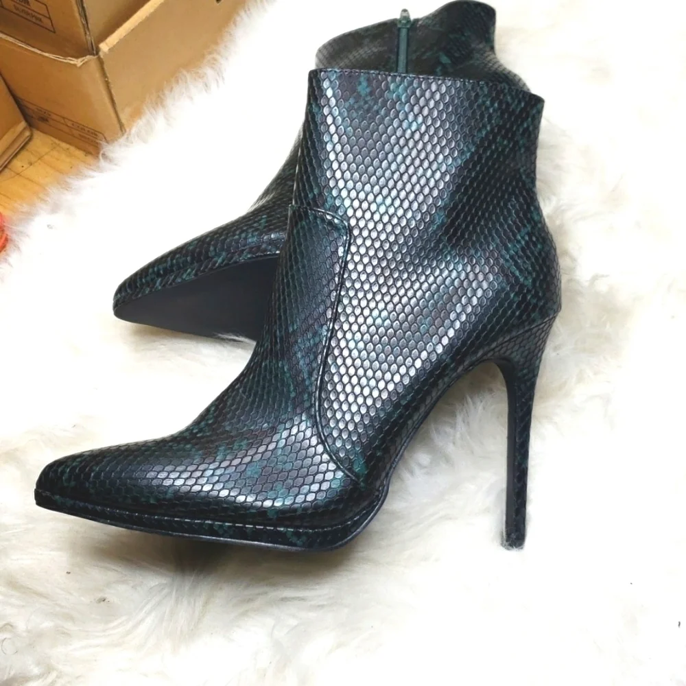 Shoedazzle Daiane Pointed-Toe Bootie 10 Ponderosa Pine green black